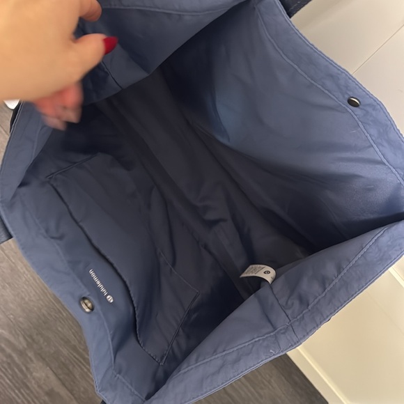 Daily Multi Pocket Tote 20L - Picture 4 of 9